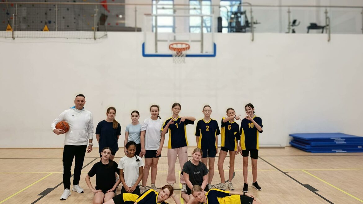 Zawody w mini koszykówkę dziewcząt