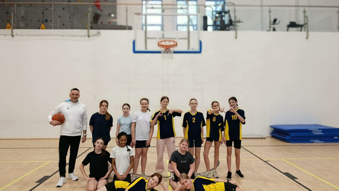 Zawody w mini koszykówkę dziewcząt