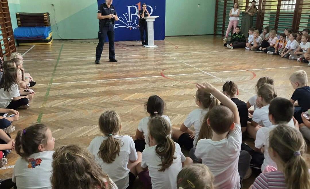 „Bezpieczna droga do szkoły i domu” – spotkanie z przedstawicielami KPP w Kozienicach