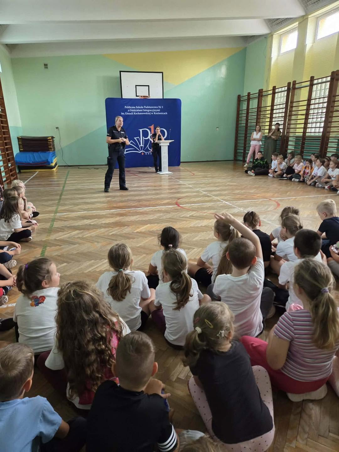 „Bezpieczna droga do szkoły i domu” – spotkanie z przedstawicielami KPP w Kozienicach